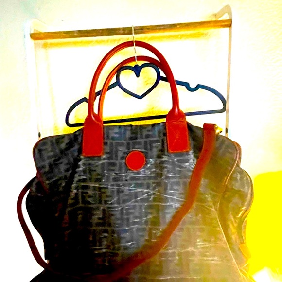 FENDI  AUTHENTIC  duffle bag 17 x 15 x 5.5 Made in ITALY 🇮🇹w/ strap. Zip pull 🎈 - Picture 4 of 10